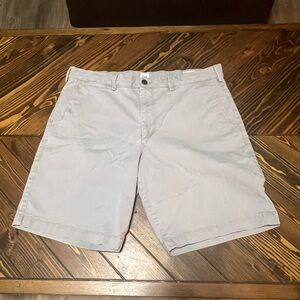 GAP Essential Khaki 10” shorts (light gray)